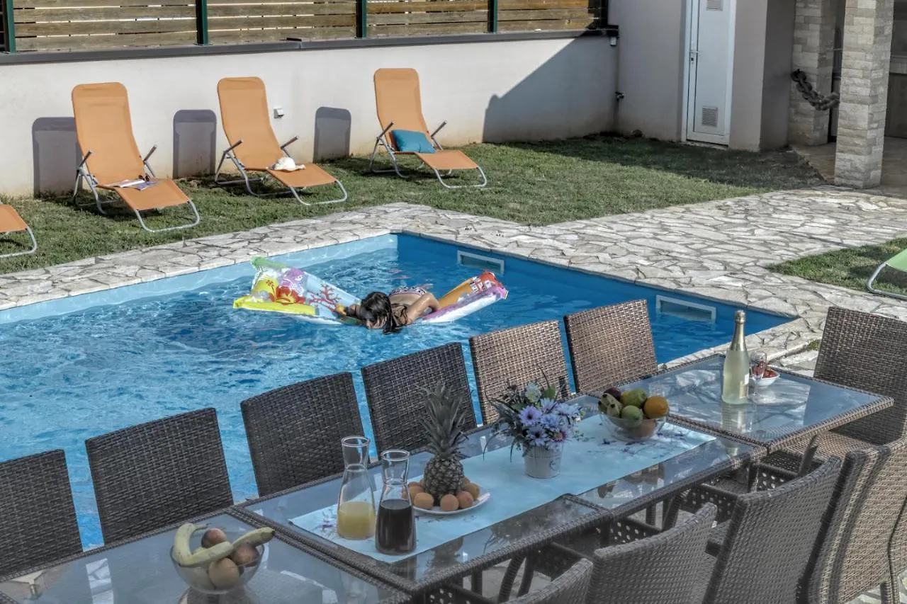 Villa Gracia - Big House, Pool, Bbq, Playground & Table Tennis, Game Room With Billiards & Table Football, Pula, Istria Croacia
