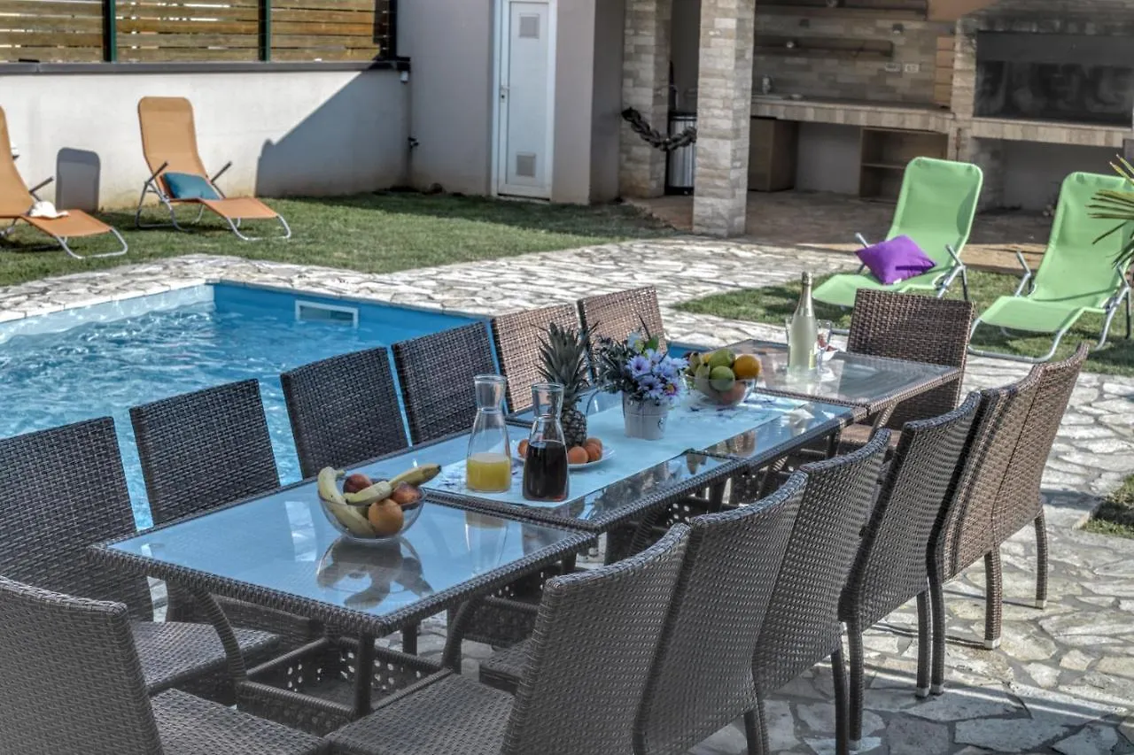 Villa Gracia - Big House, Pool, Bbq, Playground & Table Tennis, Game Room With Billiards & Table Football, Pula, Istria Croacia