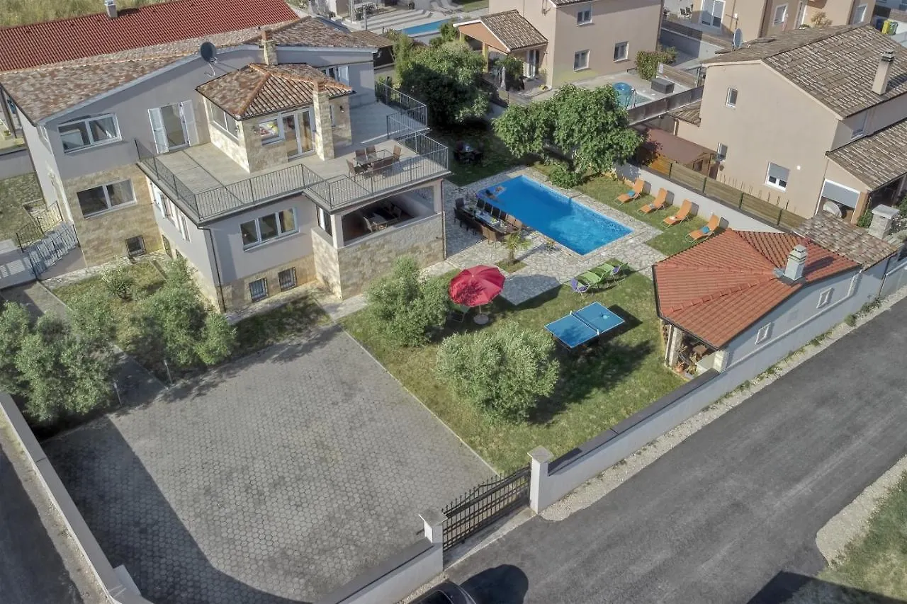 Villa Gracia - Big House, Pool, Bbq, Playground & Table Tennis, Game Room With Billiards & Table Football, Pula, Istria Croacia