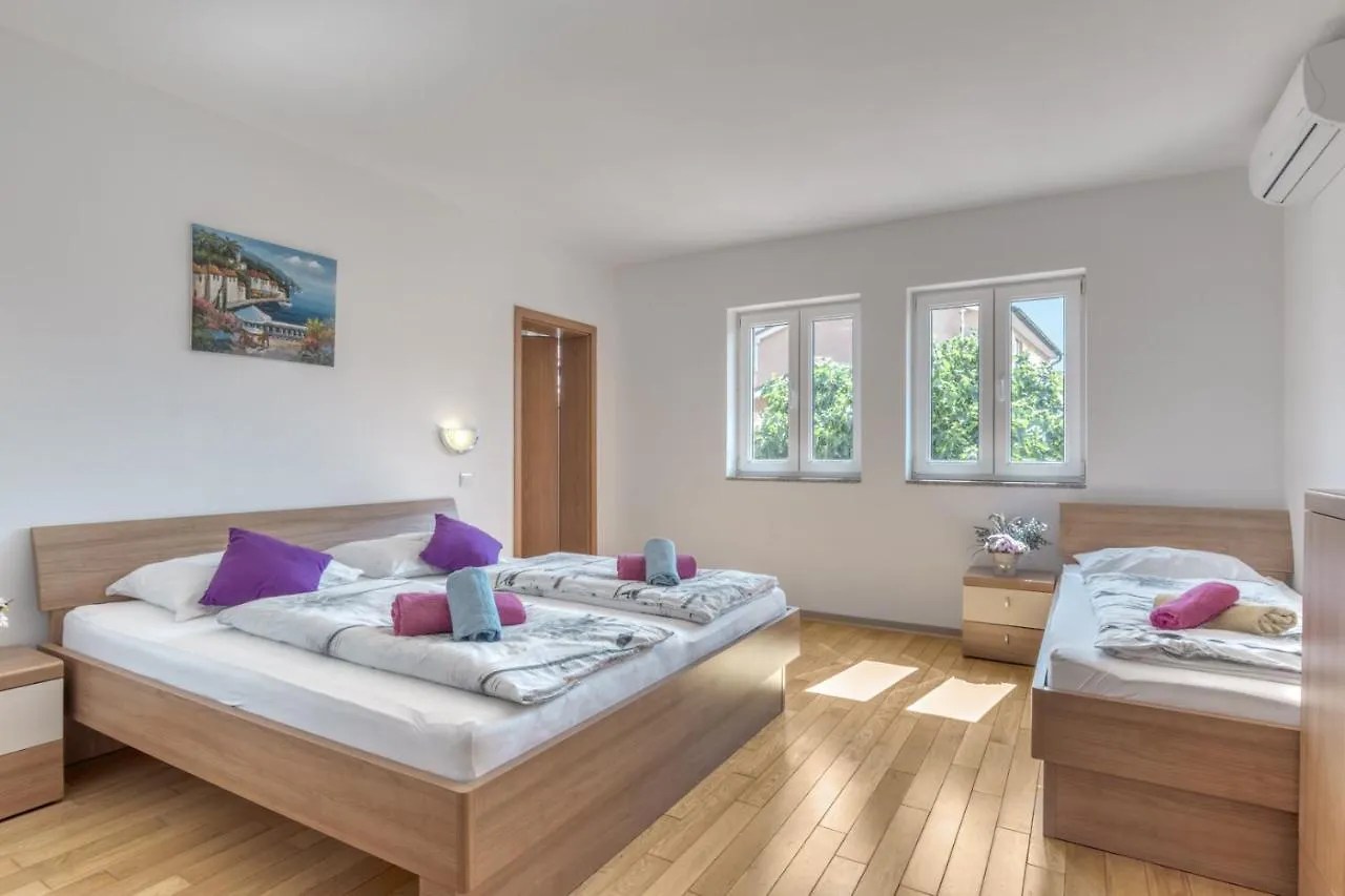 Villa Gracia - Big House, Pool, Bbq, Playground & Table Tennis, Game Room With Billiards & Table Football, Pula, Istria