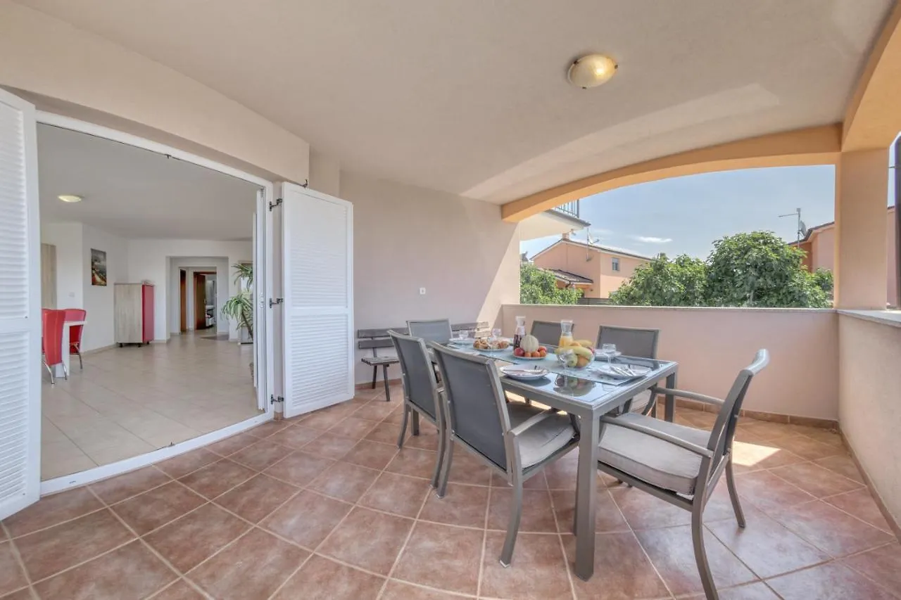 Villa Gracia - Big House, Pool, Bbq, Playground & Table Tennis, Game Room With Billiards & Table Football, Pula, Istria