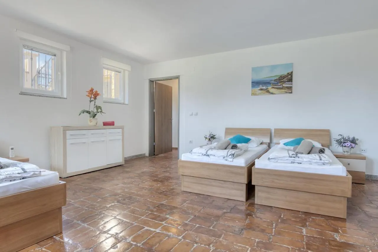 Villa Gracia - Big House, Pool, Bbq, Playground & Table Tennis, Game Room With Billiards & Table Football, Pula, Istria