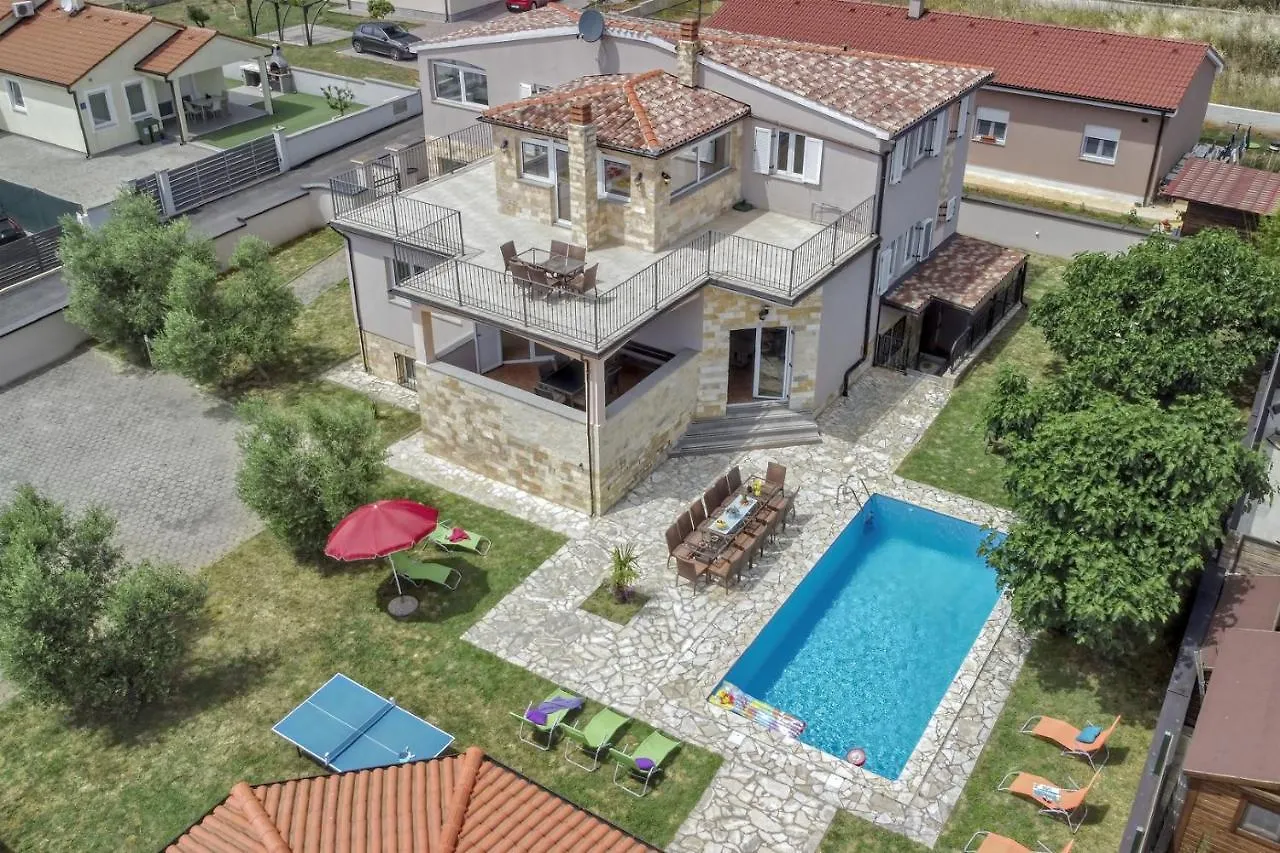 Villa Gracia - Big House, Pool, Bbq, Playground & Table Tennis, Game Room With Billiards & Table Football, Pula, Istria Croacia