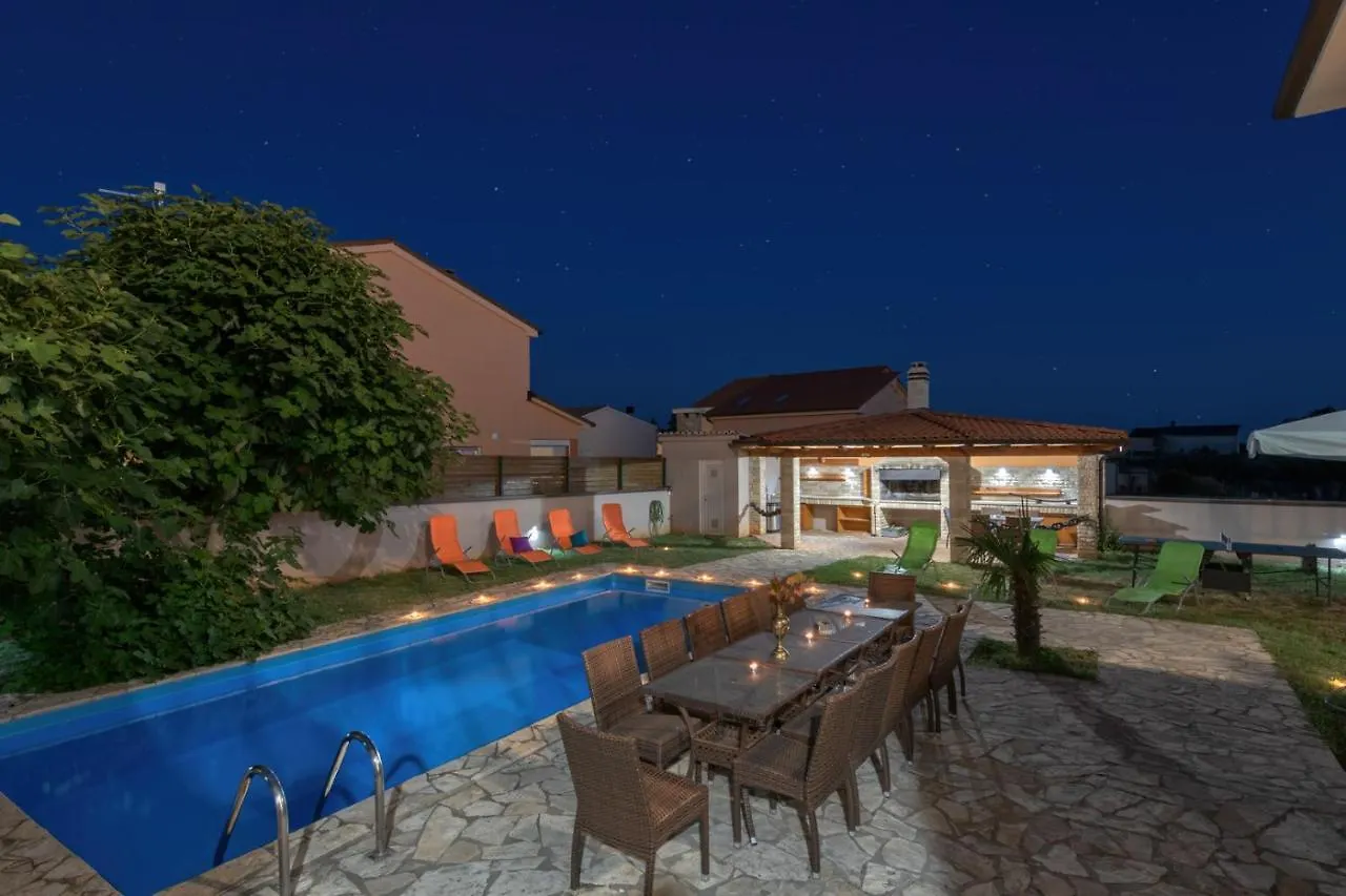 Villa Gracia - Big House, Pool, Bbq, Playground & Table Tennis, Game Room With Billiards & Table Football, Pula, Istria  Pula