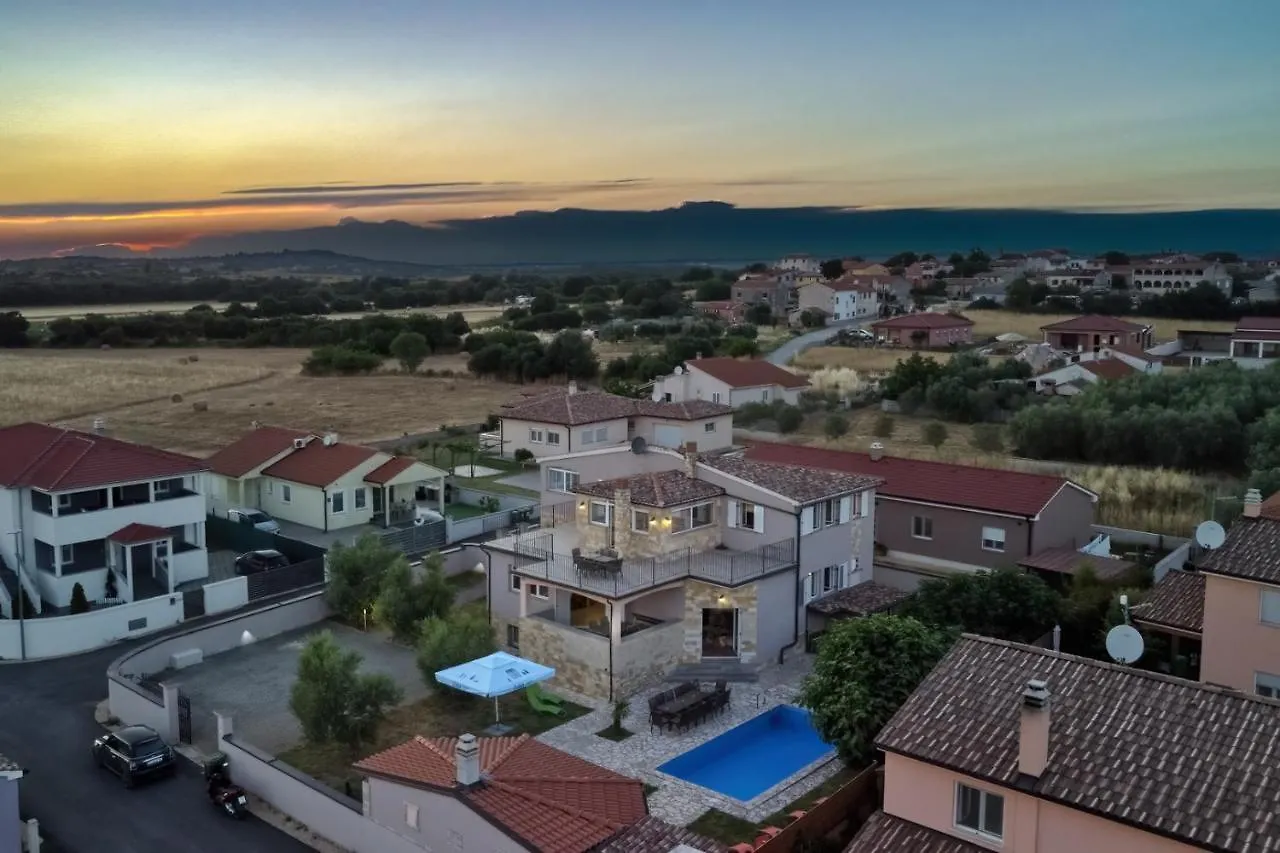 Villa Gracia - Big House, Pool, Bbq, Playground & Table Tennis, Game Room With Billiards & Table Football, Pula, Istria Pula