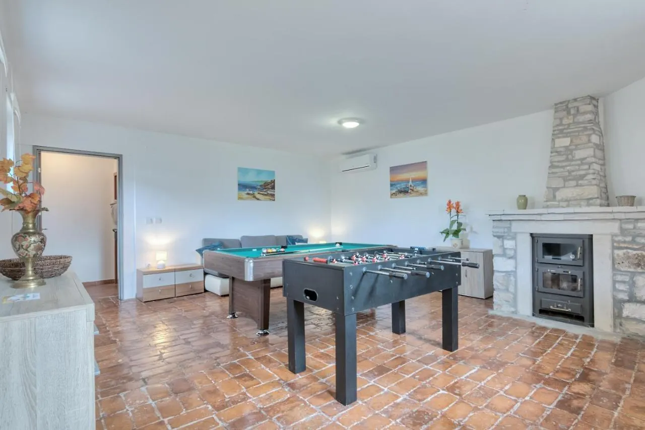 Villa Gracia - Big House, Pool, Bbq, Playground & Table Tennis, Game Room With Billiards & Table Football, Pula, Istria